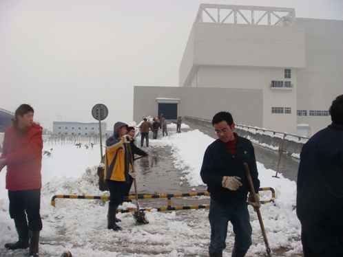 员工奋战在冰雪第一线，集团领导表示亲切慰问